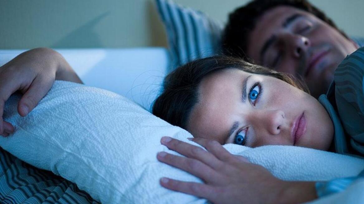 Γιατί εσείς παλεύετε να κοιμηθείτε και ο σύντροφός σας δίπλα ροχαλίζει;